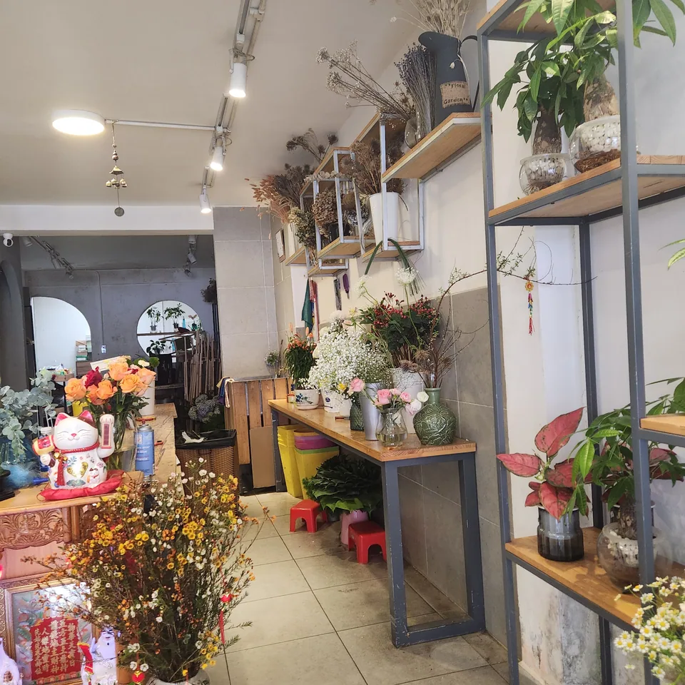 Hoa cưới — Bó hoa cô dâu, hoa cài áo, hoa bàn tiệc và cổng hoa cho lễ cưới tại Đà Lạt — đặt trước tối thiểu 3 ngày.