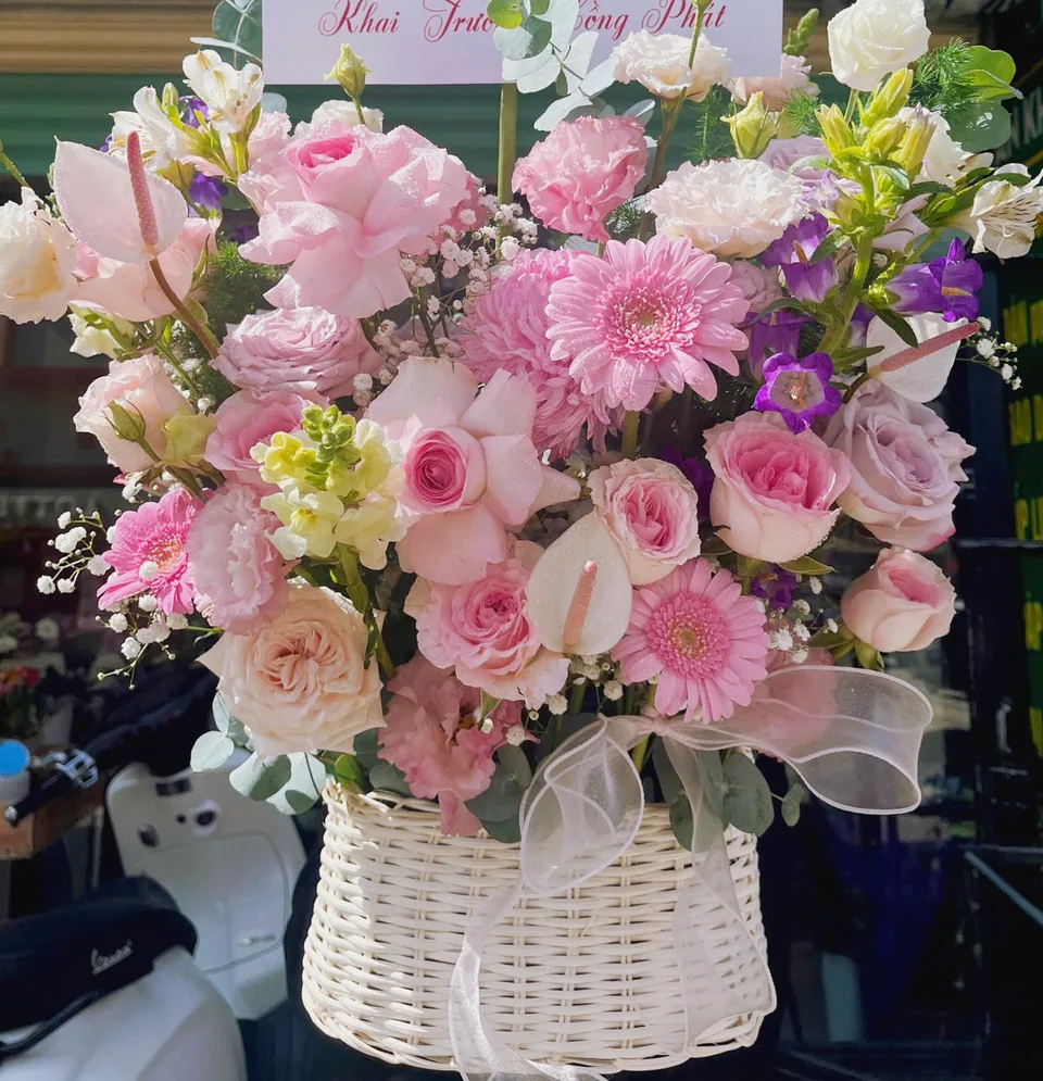 Lẵng hoa chúc mừng khai trương với hoa lay ơn và hồng đỏ.