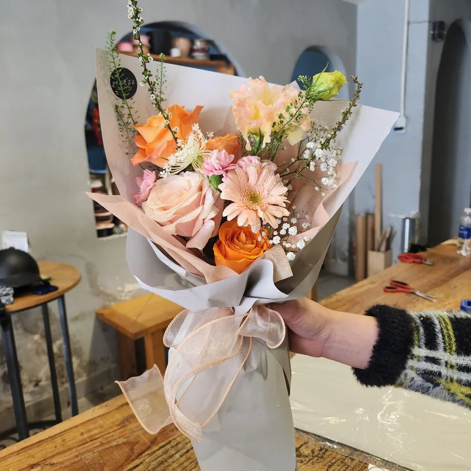 Lẵng hoa khai trương — Lẵng hoa đứng và kệ hoa chúc mừng khai trương, sinh nhật, kỷ niệm — kèm thiệp viết tay theo lời nhắn.
